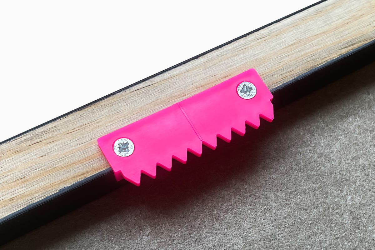 We provide all our products with a FREE and patented hanging system suitable for any wall.